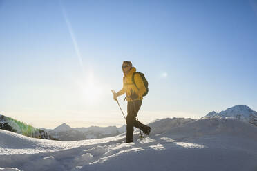 Wandern mit Schneeschuhen in den Bergen, Valmalenco, Sondrio, Italien - MCVF00140