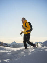 Wandern mit Schneeschuhen in den Bergen, Valmalenco, Sondrio, Italien - MCVF00141