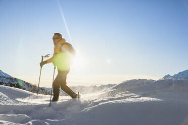 Wandern mit Schneeschuhen in den Bergen, Valmalenco, Sondrio, Italien - MCVF00143