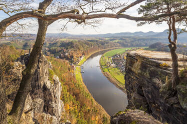 Deutschland, Sachsen, Rathen, Blick auf Landschaft mit Elbe - FRF00904