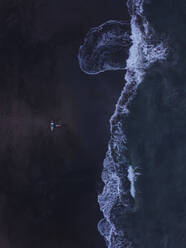 Luftaufnahme einer jungen Frau mit Surfbrett am Strand, Kedungu Strand, Bali, Indonesien - KNTF03774