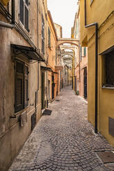 Enge Gasse in Noli, Ligurien, Italien - MSUF00087