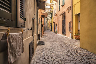 Enge Gasse in Noli, Ligurien, Italien - MSUF00088