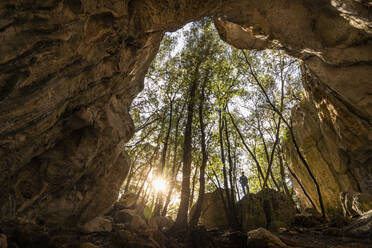 Frau am Ausgang einer Höhle im Gegenlicht, Finale Ligure, Ligurien, Italien - MSUF00090