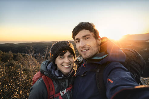 Selfie of happy couple at the Ligurian coast at sunset, Finale Ligure, Italy - MSUF00096