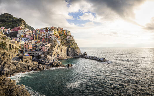 Stadtbild von Manarola, Ligurien, Italien - MSUF00101