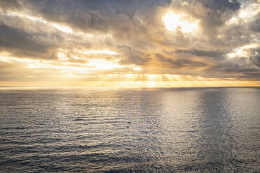 Mittelmeer bei Sonnenuntergang in der Nähe von Vernazza, Ligurien, Italien - MSUF00107