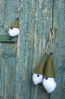 Germany, Hamburg, Handmade retro style Christmas decorations made of felt and wooden beads - GISF00494