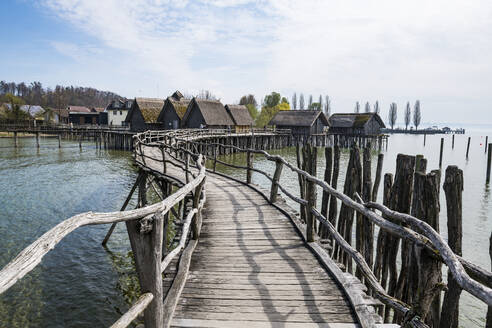 Deutschland, Unteruhldingen, Stelzenhäuser am Bodensee Archäologisches Freilichtmuseum - RUNF03490