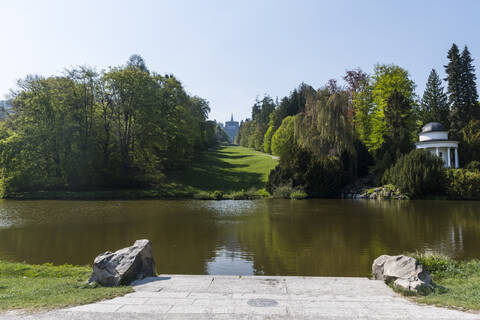 Deutschland, Hessen, Kassel, Teich im Bergpark Wilhelmshohe, lizenzfreies Stockfoto