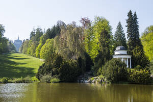 Deutschland, Hessen, Kassel, Teich und Bäume im Bergpark Wilhelmshohe - RUNF03500