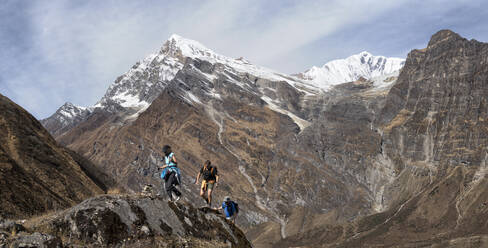 Hikers at Tsaurabong Peak, Italian Base Camp, Dhaulagiri Circuit Trek, Himalaya, Nepal - ALRF01632