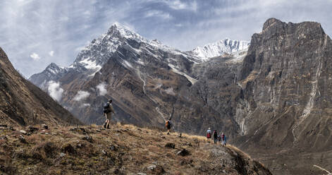 Wanderer auf dem Tsaurabong-Gipfel, Italienisches Basislager, Dhaulagiri Circuit Trek, Himalaya, Nepal - ALRF01634