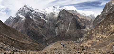 Wanderer auf dem Tsaurabong-Gipfel, Italienisches Basislager, Dhaulagiri Circuit Trek, Himalaya, Nepal, lizenzfreies Stockfoto