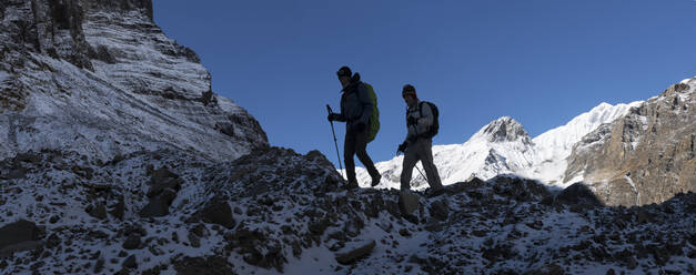 Wanderer am Chonbarden-Gletscher, Dhaulagiri Circuit Trek, Himalaya, Nepal - ALRF01640