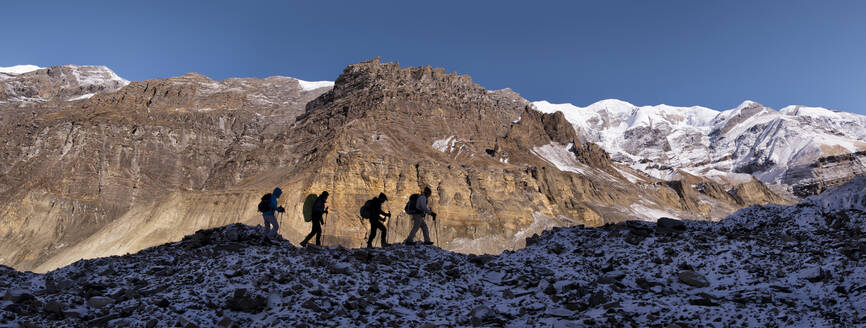 Wanderer am Chonbarden-Gletscher, Dhaulagiri Circuit Trek, Himalaya, Nepal - ALRF01641