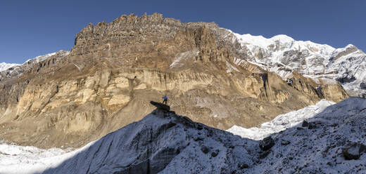 Bergsteiger auf dem Gipfel eines Felsens, Dhaulagiri Circuit Trek, Himalaya, Nepal - ALRF01643