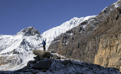 Bergsteiger auf dem Gipfel eines Felsens, Dhaulagiri Circuit Trek, Himalaya, Nepal - ALRF01644