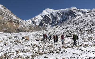 Trekking-Gruppe am Chonbarden-Gletscher, Dhaulagiri Circuit Trek, Himalaya, Nepal - ALRF01650