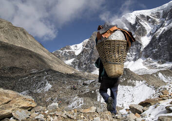 Träger am Chonbarden-Gletscher, Dhaulagiri Circuit Trek, Himalaya, Nepal - ALRF01655