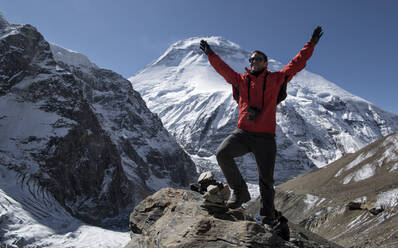 Ein Bergsteiger jubelt auf dem Gipfel des French Pass, Dhaulagiri Circuit Trek, Himalaya, Nepal - ALRF01657