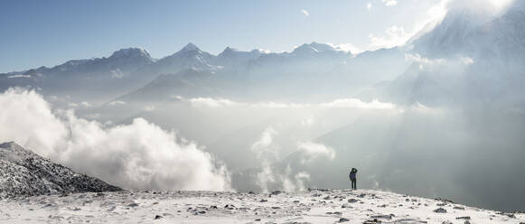 Mann im Yak Kharka Camp, Dhaulagiri Circuit Trek, Himalaya, Nepal - ALRF01679