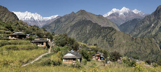 Dobang mit dem Dhaulagiri-Gebirge, Dhaulagiri Circuit Trek, Himalaya, Nepal - ALRF01693