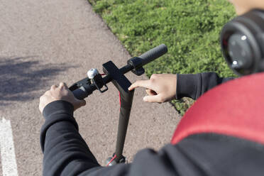 Nahaufnahme eines jungen Mannes mit E-Roller - JPTF00367