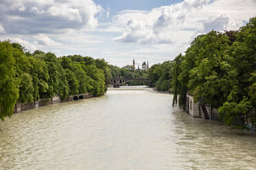 Blick auf die Isar mit Müllersches Volksbad im Hintergrund, München, Bayern, Deutschland - MAMF00971