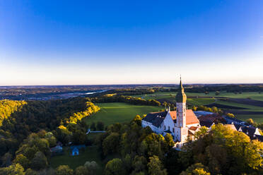 Deutschland, Bayern, Oberbayern, Pfaffenwinkel, Ammersee, Kloster Andechs bei Sonnenaufgang - AMF07643