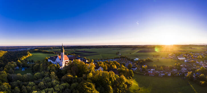 Deutschland, Bayern, Oberbayern, Pfaffenwinkel, Ammersee, Kloster Andechs bei Sonnenaufgang - AMF07644