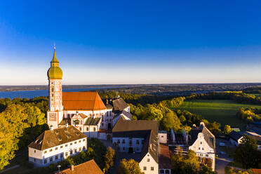 Deutschland, Bayern, Oberbayern, Pfaffenwinkel, Ammersee, Kloster Andechs bei Sonnenaufgang - AMF07649