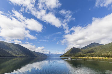 Neuseeland, Ozeanien, Südinsel, Tasman, Nelson Lakes National Park, Motorboot auf dem Rotoroa-See - FOF11431