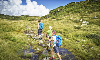 Mutter mit zwei Kindern beim Wandern in alpiner Landschaft, Passeiertal, Südtirol, Italien - DIKF00332