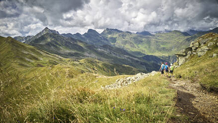 Mutter mit zwei Kindern beim Wandern in alpiner Landschaft, Passeiertal, Südtirol, Italien - DIKF00346