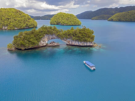 Palau, Aerial view of tour boat near Rock Islands - GNF01508