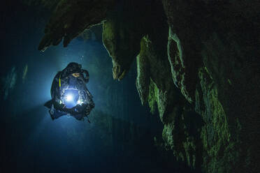 Palau, Koror, Taucher bei der Erkundung der Chandelier-Höhle - GNF01533