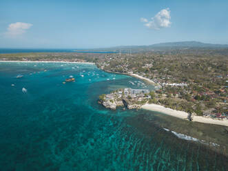 Indonesien, Bali, Luftaufnahme der Insel Lembongan - KNTF03832