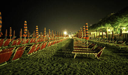 Strand mit Liegestühlen bei Nacht, San Bartolomeo al Mare, Italien - DIKF00355