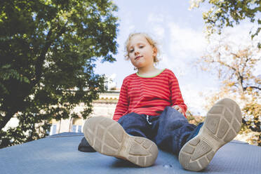 Porträt eines blonden kleinen Jungen auf dem Spielplatz - IHF00219