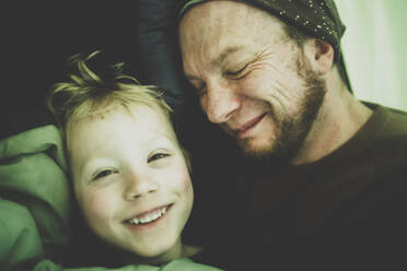 Porträt eines glücklichen kleinen Jungen und seines Vaters in einem Zelt - IHF00243