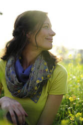 Porträt einer Frau in der Natur, mit grünem T-Shirt und Halstuch - ECPF00813