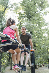 Mann und Frau trainieren auf einem Fitnessparcours - FBAF01103