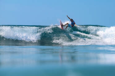 Surfer auf einer Welle, Insel Bali, Indonesien - KNTF03861