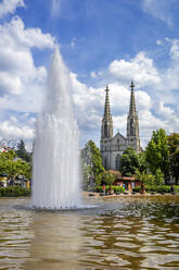 Deutschland, Baden-Württemberg, Baden-Baden, Augustaplatz-Brunnen plätschert vor der Stadtkirche - PUF01741