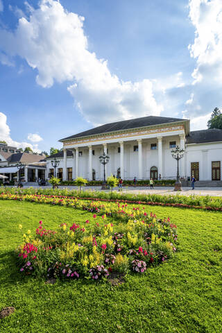 Deutschland, Baden-Württemberg, Baden-Baden, Blumen blühen im Garten vor dem Casino Baden-Baden, lizenzfreies Stockfoto