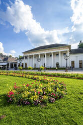 Deutschland, Baden-Württemberg, Baden-Baden, Blumen blühen im Garten vor dem Casino Baden-Baden - PUF01742