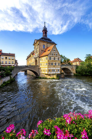 Deutschland, Bayern, Bamberg, Fluss Regnitz vor dem historischen Rathaus, lizenzfreies Stockfoto