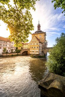 Deutschland, Bayern, Bamberg, Fluss Regnitz vor historischem Rathaus bei Sonnenuntergang - PUF01744