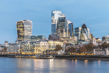 Großbritannien, England, London, Skyline der Stadt London in der Morgendämmerung - WPEF02416